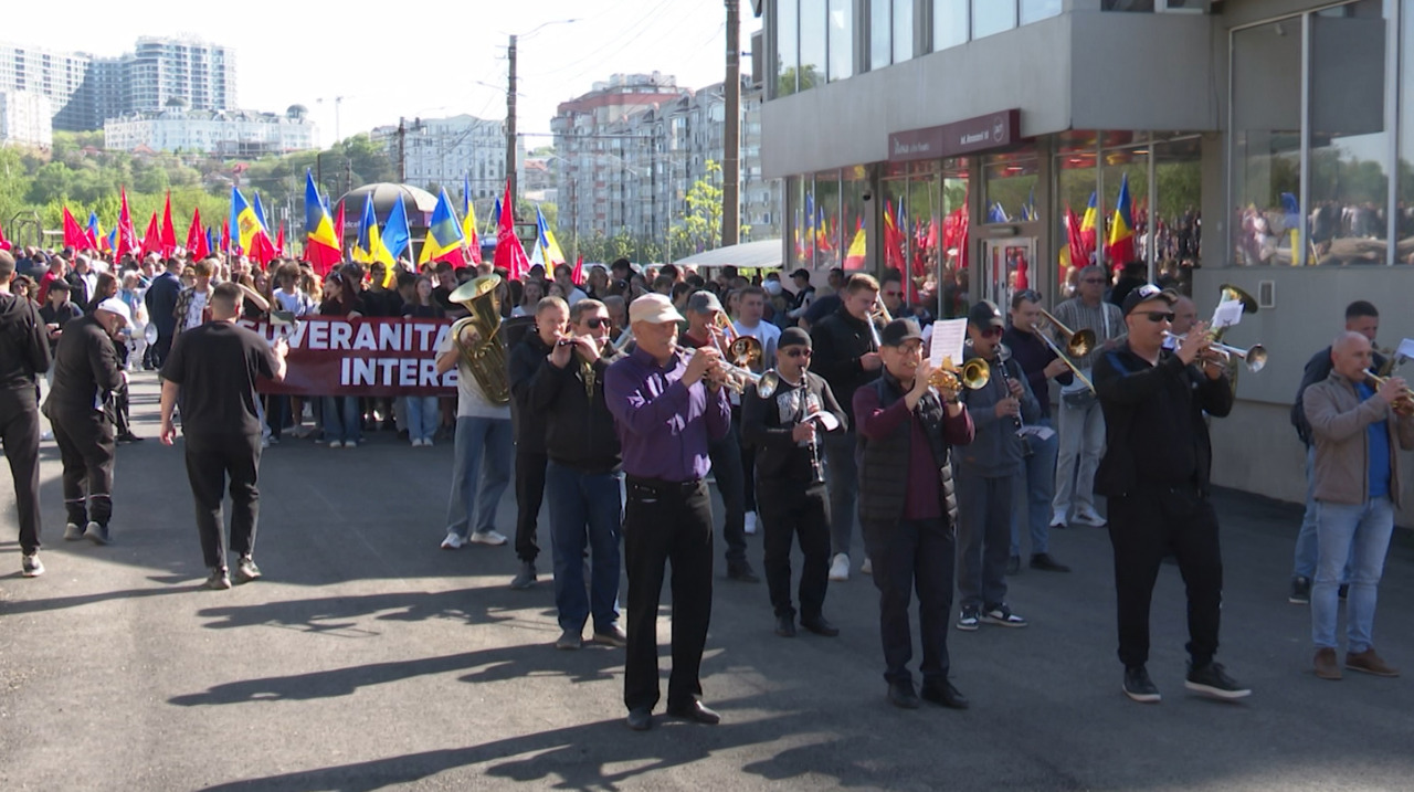 De 1 mai, socialiștii și comuniștii au ieșit separat la marșuri de protest. Analist politic: mitingurile au tentă electorală