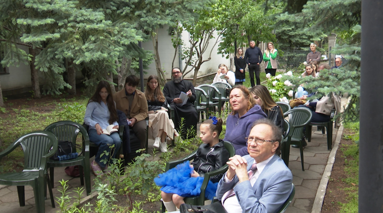 Aleea cu bujori, transformată în scenă lirică