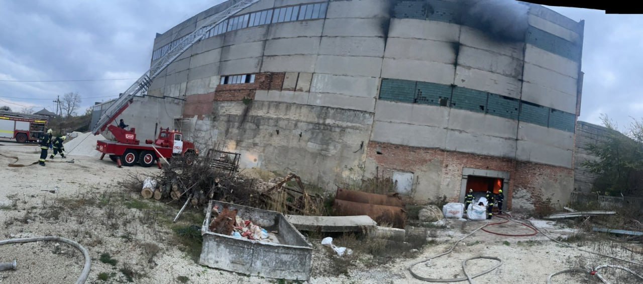 Пожар на бывшем кирпичном заводе в Бельцах. Для борьбы с пламенем привлечены военные силы, восемь пожарных машин и 38 пожарных