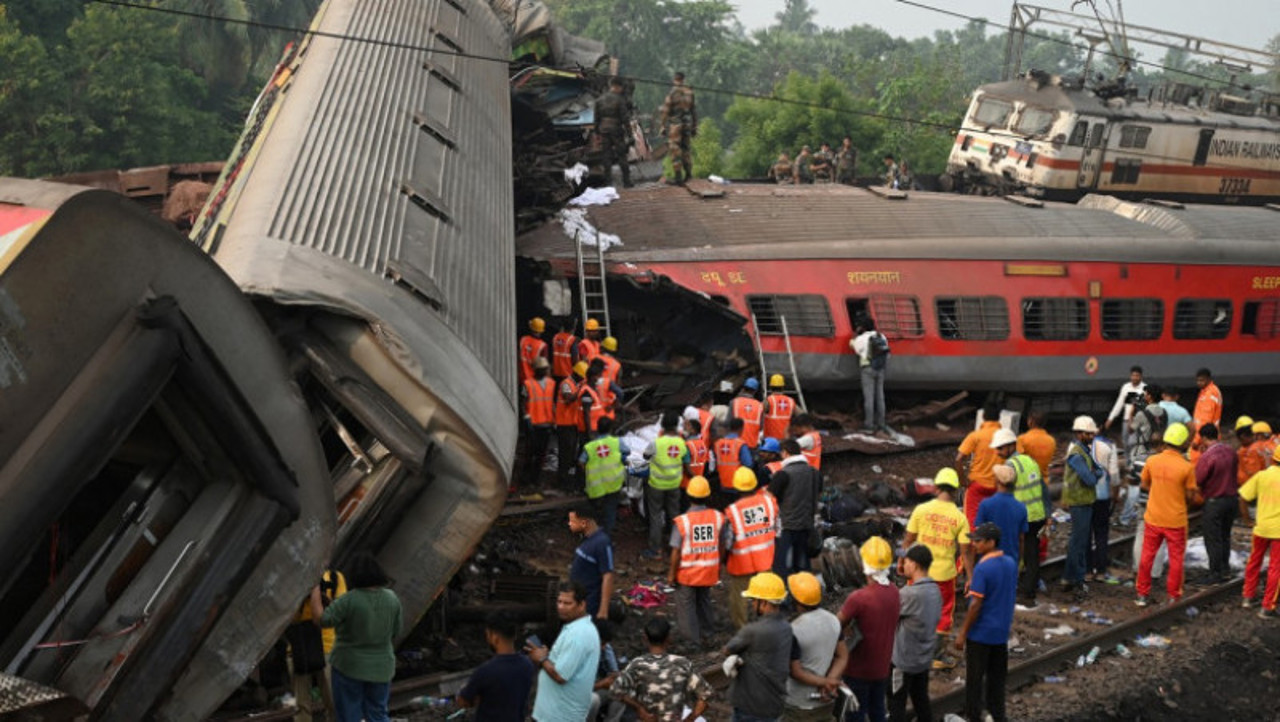 Tragedy in India: Around 300 people killed in train crash