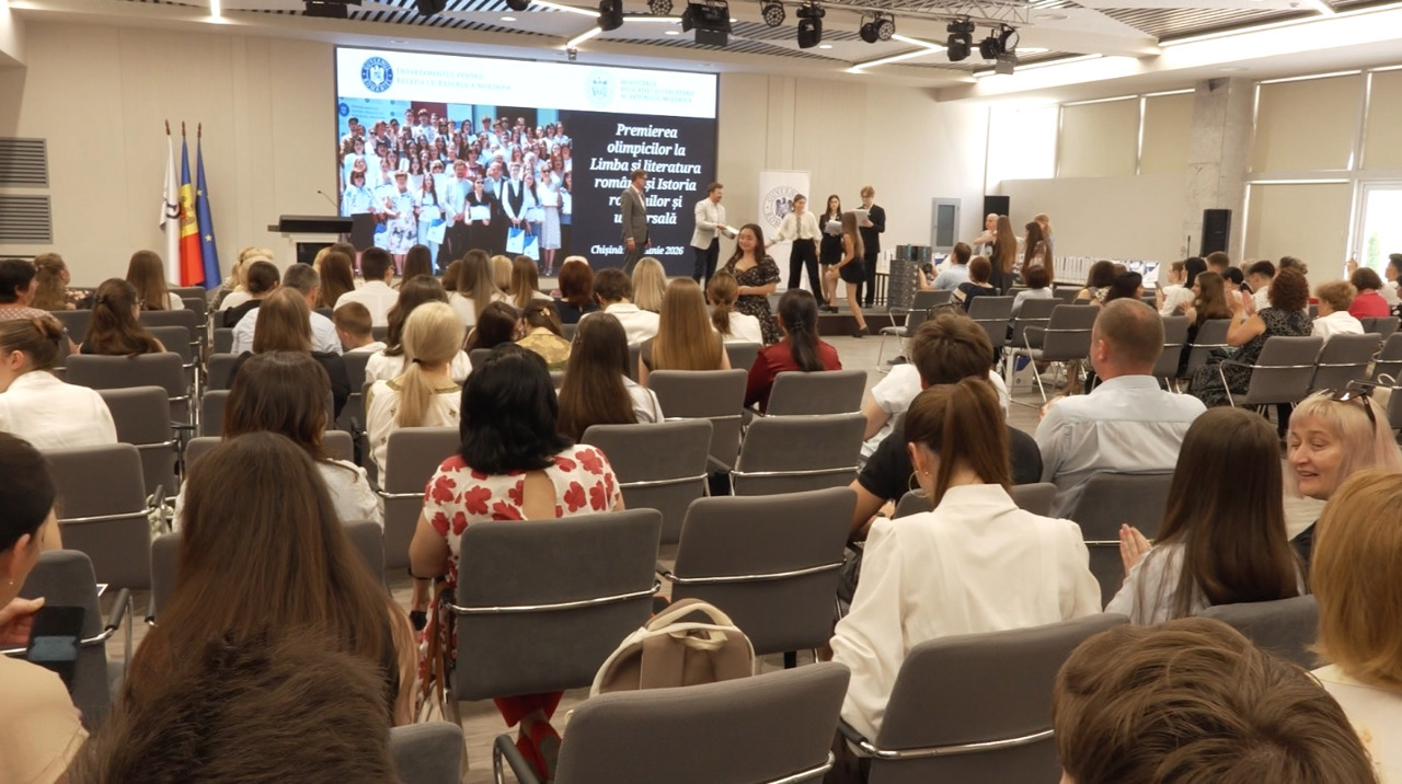 Diplome, medalii și premii pentru 80 de laureați ai olimpiadelor de Limba Română și Istorie