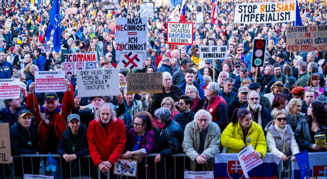 В Словакии прошли массовые протесты против политики премьера Роберта Фицо