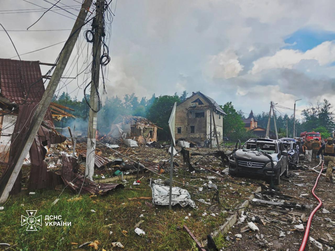 Россия нанесла удар по выставке оружия под Киевом: 10 человек погибли, около 100 — пострадали