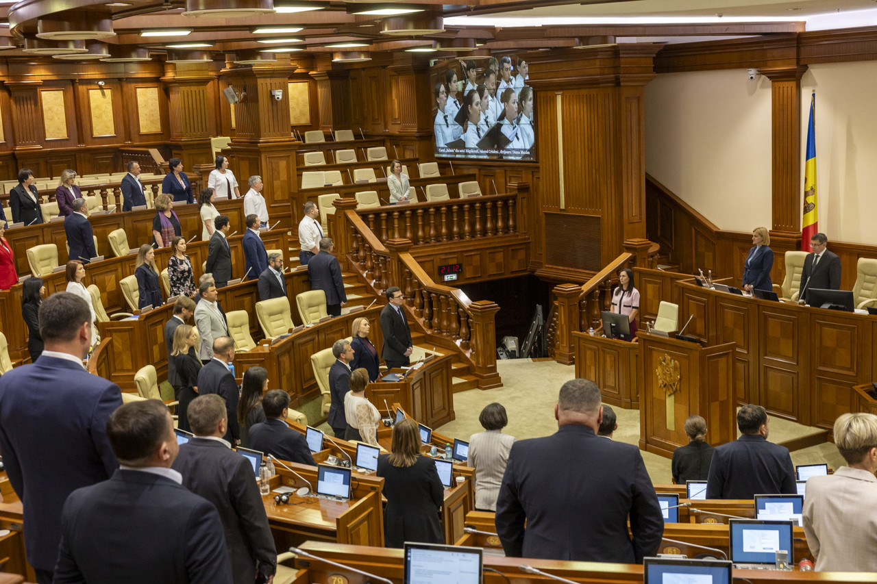 Deputații se întrunesc pe 3 septembrie în prima ședință plenară a sesiunii de toamnă. Rectificările bugetare și plățile unice, pe agendă