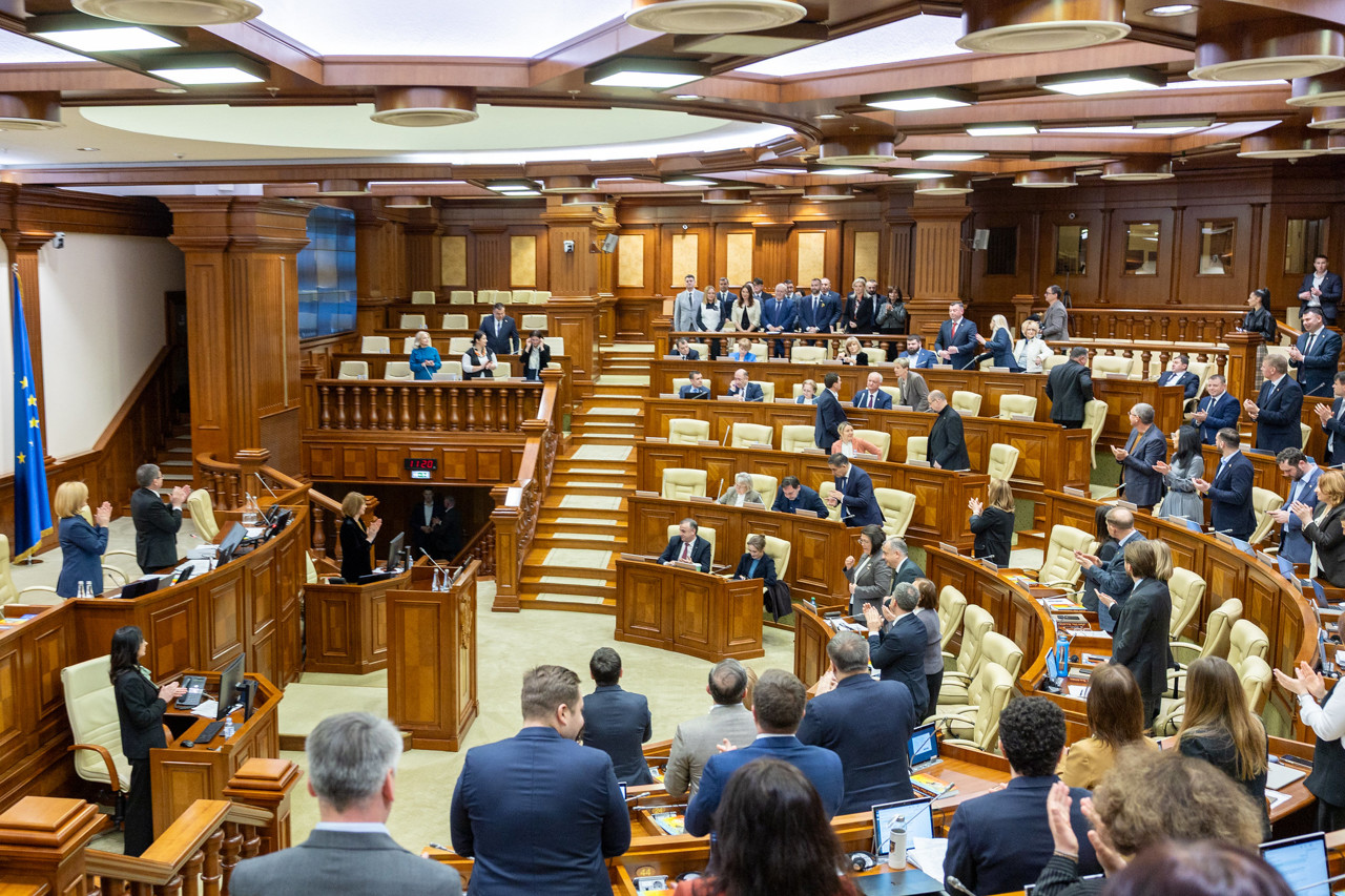 „Mulțumim României și felicitări, dragi români!”: Aplauze în Parlament la 108 ani de la Unire