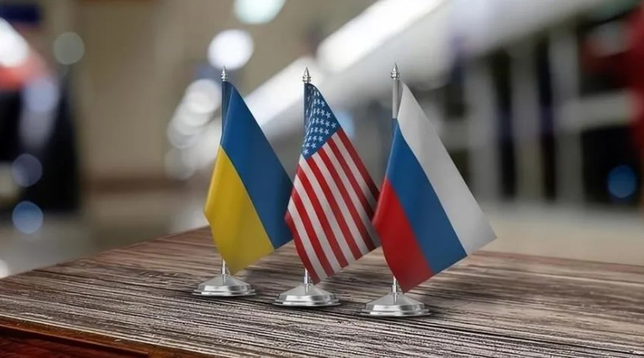 Зеленский:  Трехсторонняя встреча представителей Украины, США и России может пройти этой осенью