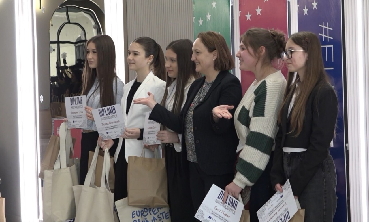 Punți ale prieteniei și culturii | Prin culori și cuvinte, peste 300 de copii au vorbit despre pace