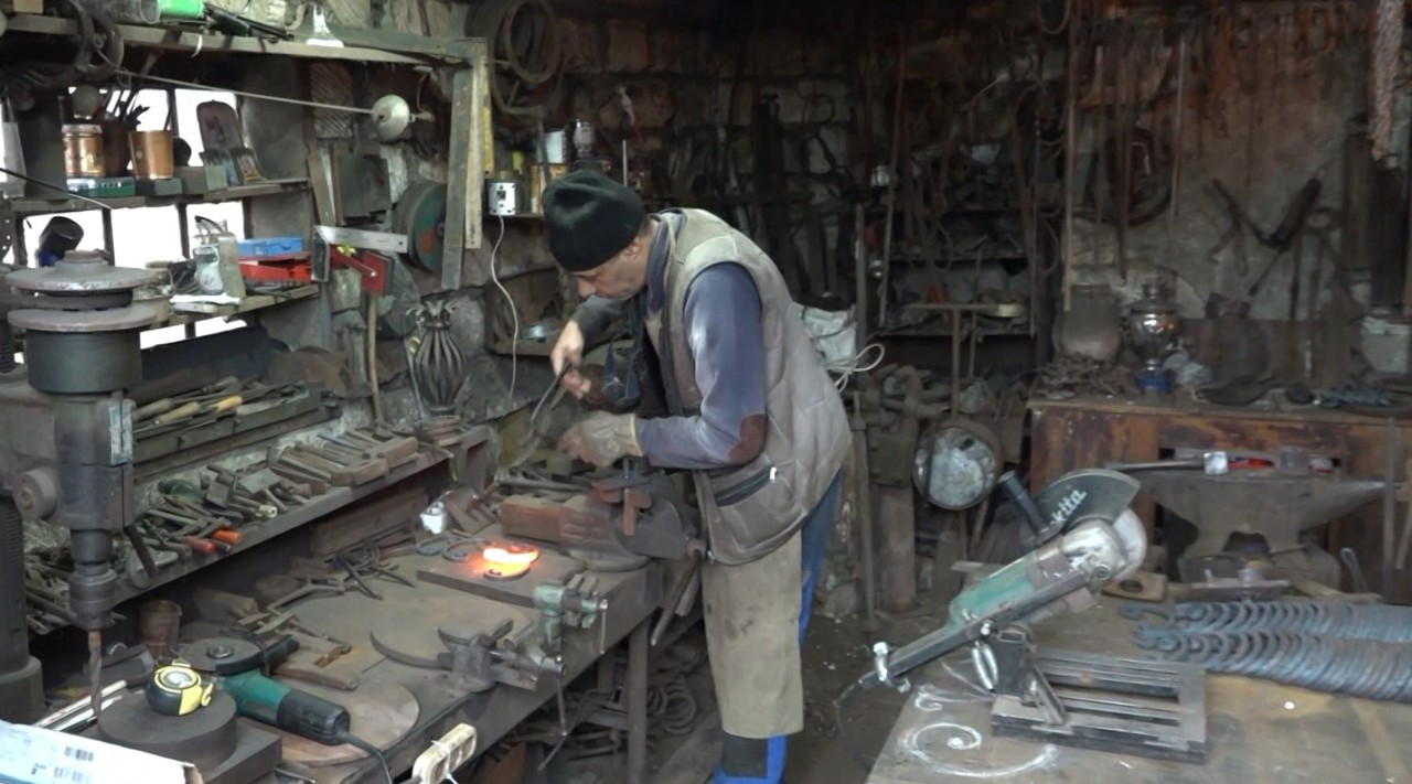 Meserie veche și rară | Un fierar din Ceadâr-Lunga transformă metalul în „util și frumos” 