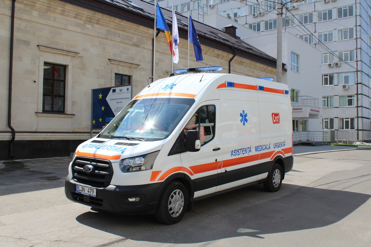 Un bărbat a amenințat cu pistolul o echipă de medici de pe ambulanță