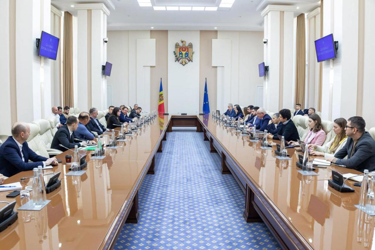 Premierul, în discuții cu importatorii de produse petroliere: „Este prioritară aprovizionarea stabilă cu combustibil”