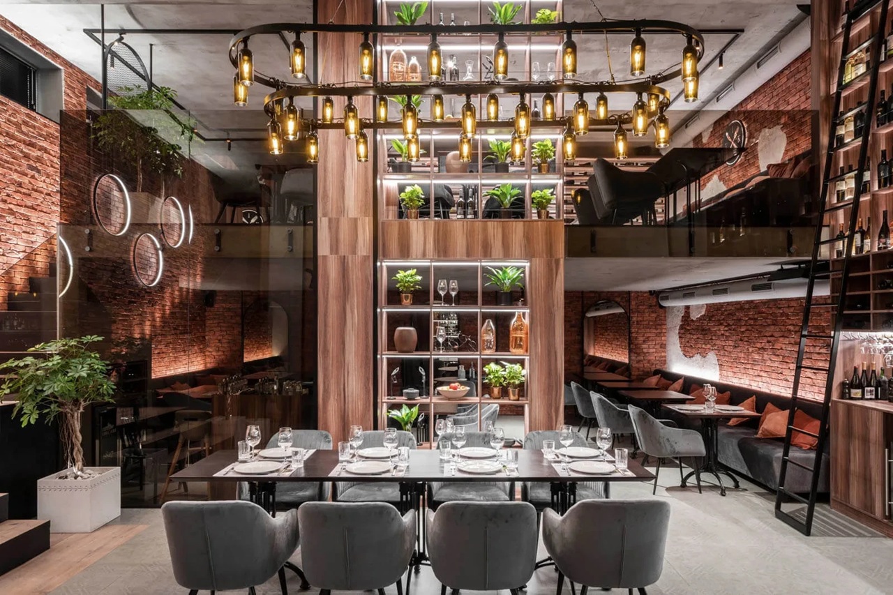 Tot mai multe localuri din capitală aleg denumiri în limbi străine. Opiniile specialiștilor și ale locuitorilor