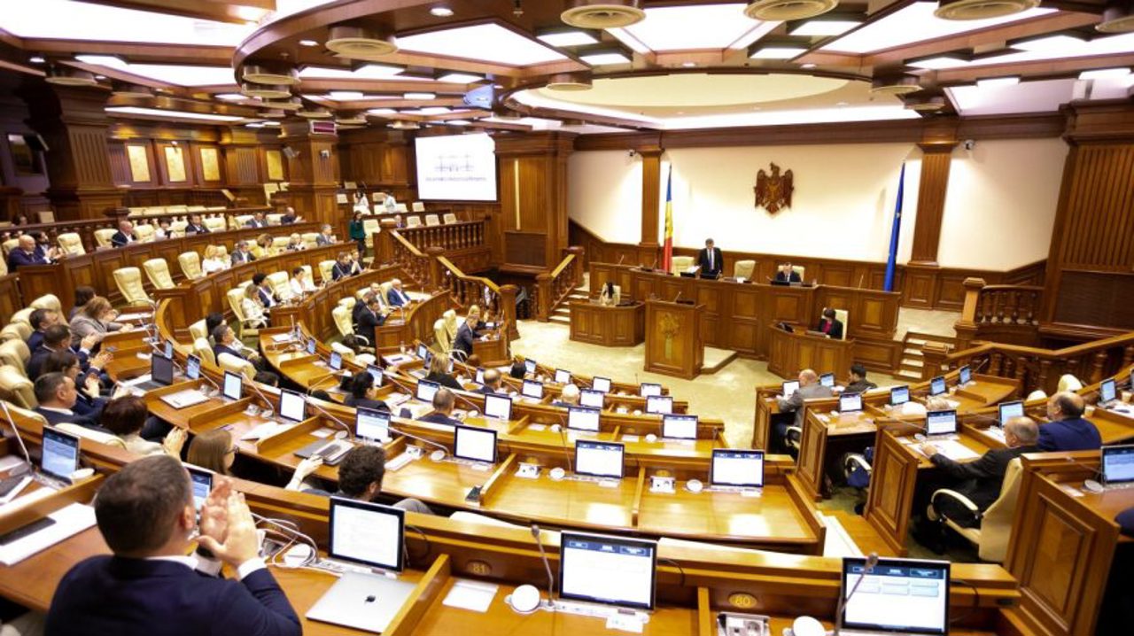 Traseismul politic, condamnat de Parlament: Proiectul BCS de modificare a Constituției, semnat de peste 20 de deputați