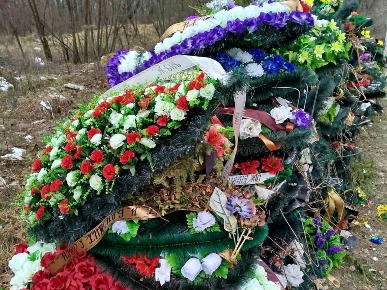 Adevărata grijă față de rudele decedate se manifestă prin întreținerea mormintelor și prin rugăciune, nu prin coroane de plastic, afirmă preoții