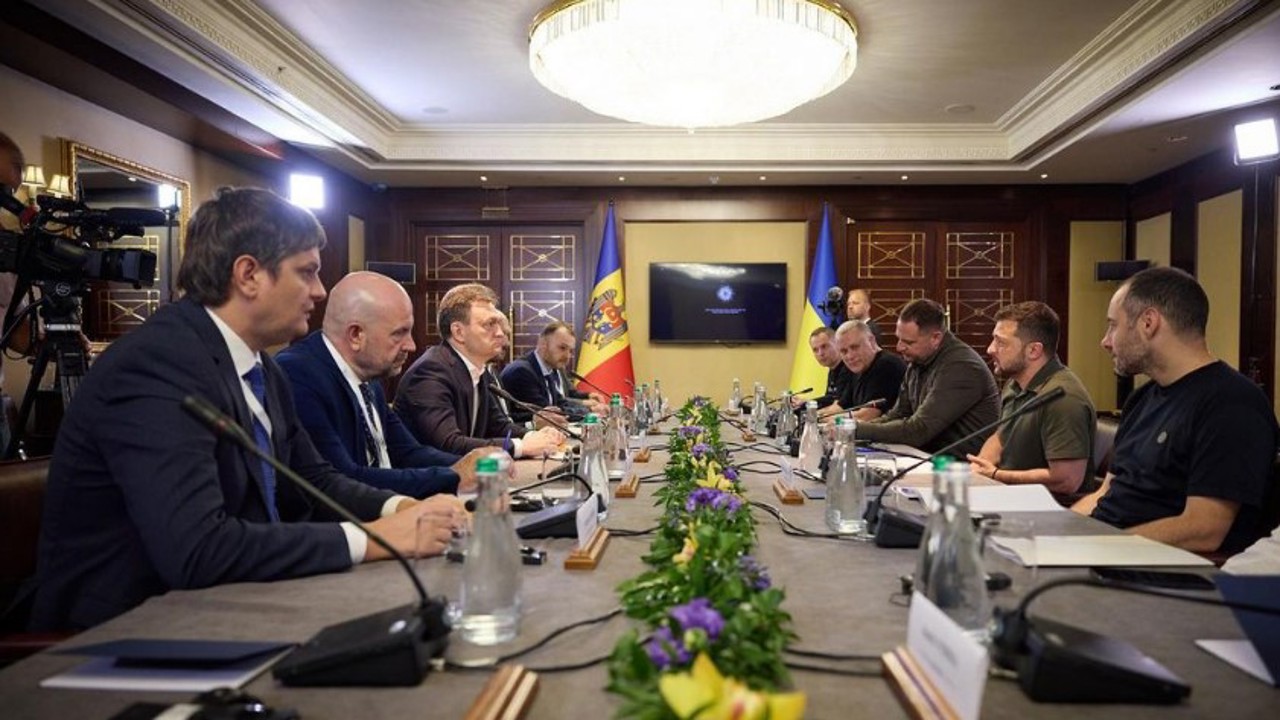 Tranzitul alimentelor ucrainene pe teritoriul Republicii Moldova, discutat de președintele Volodimir Zelenski cu premierul Dorin Recean