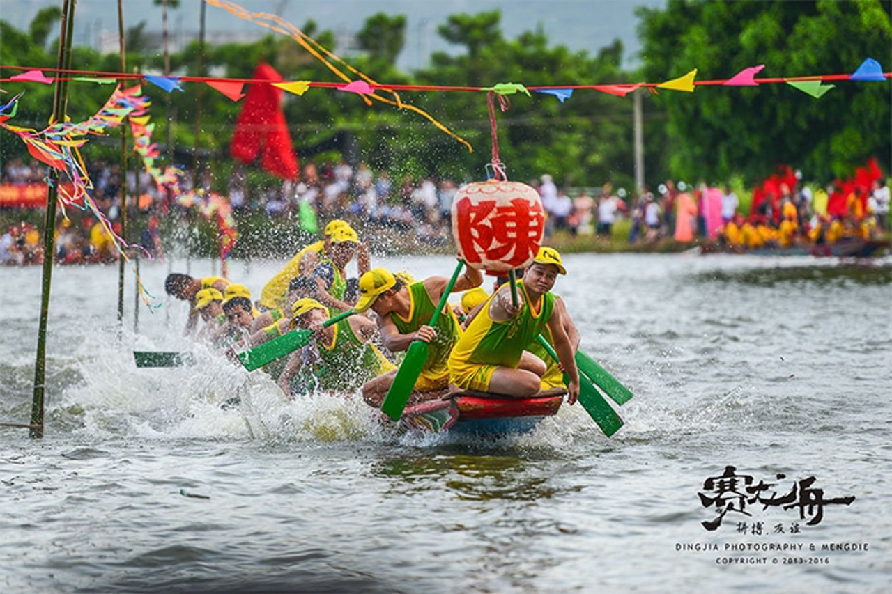 Chinezii celebrează Festivalul Bărcilor Dragonului