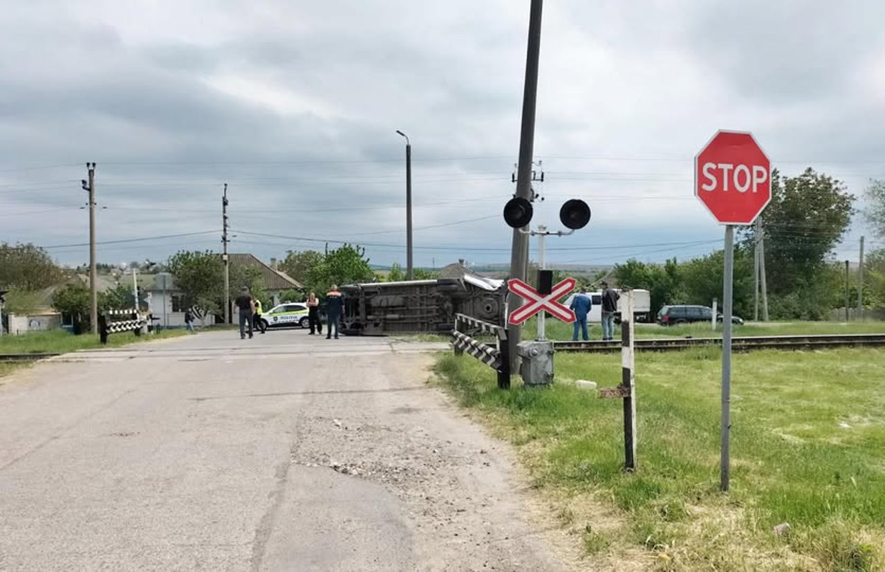 Automobil lovit de tren în nordul R. Moldova, după ce ar fi traversat neregulamentar calea ferată: Trei persoane au ajuns la spital