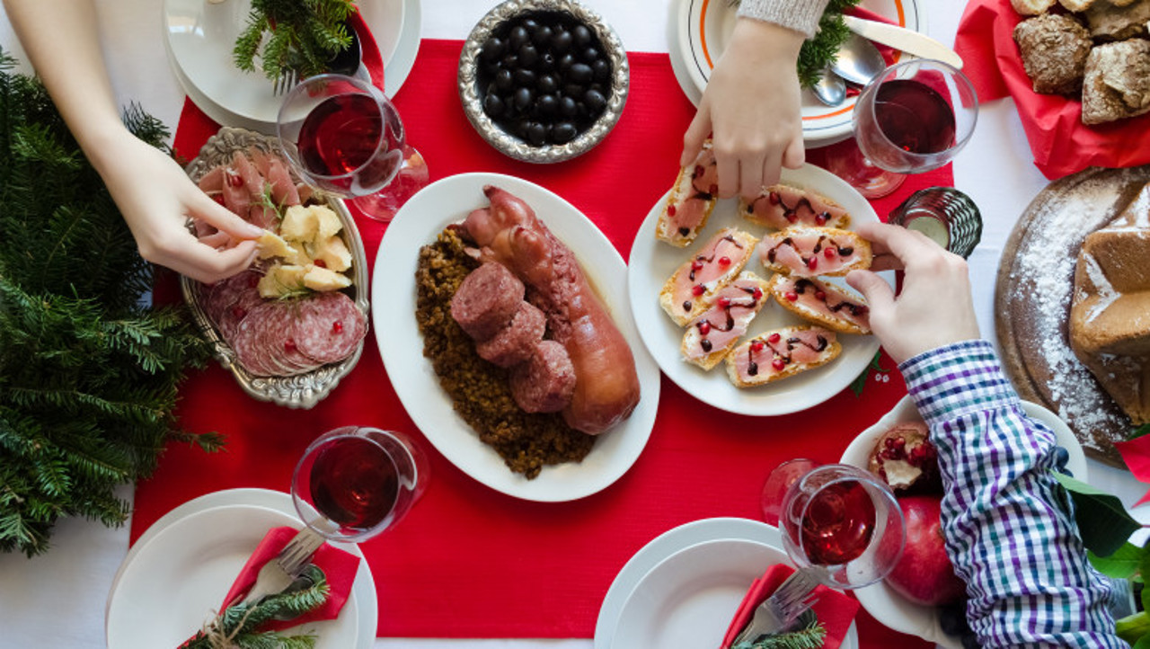 Mesele copioase de Crăciun, periculoase pentru cei care au ținut postul. Recomandările medicilor