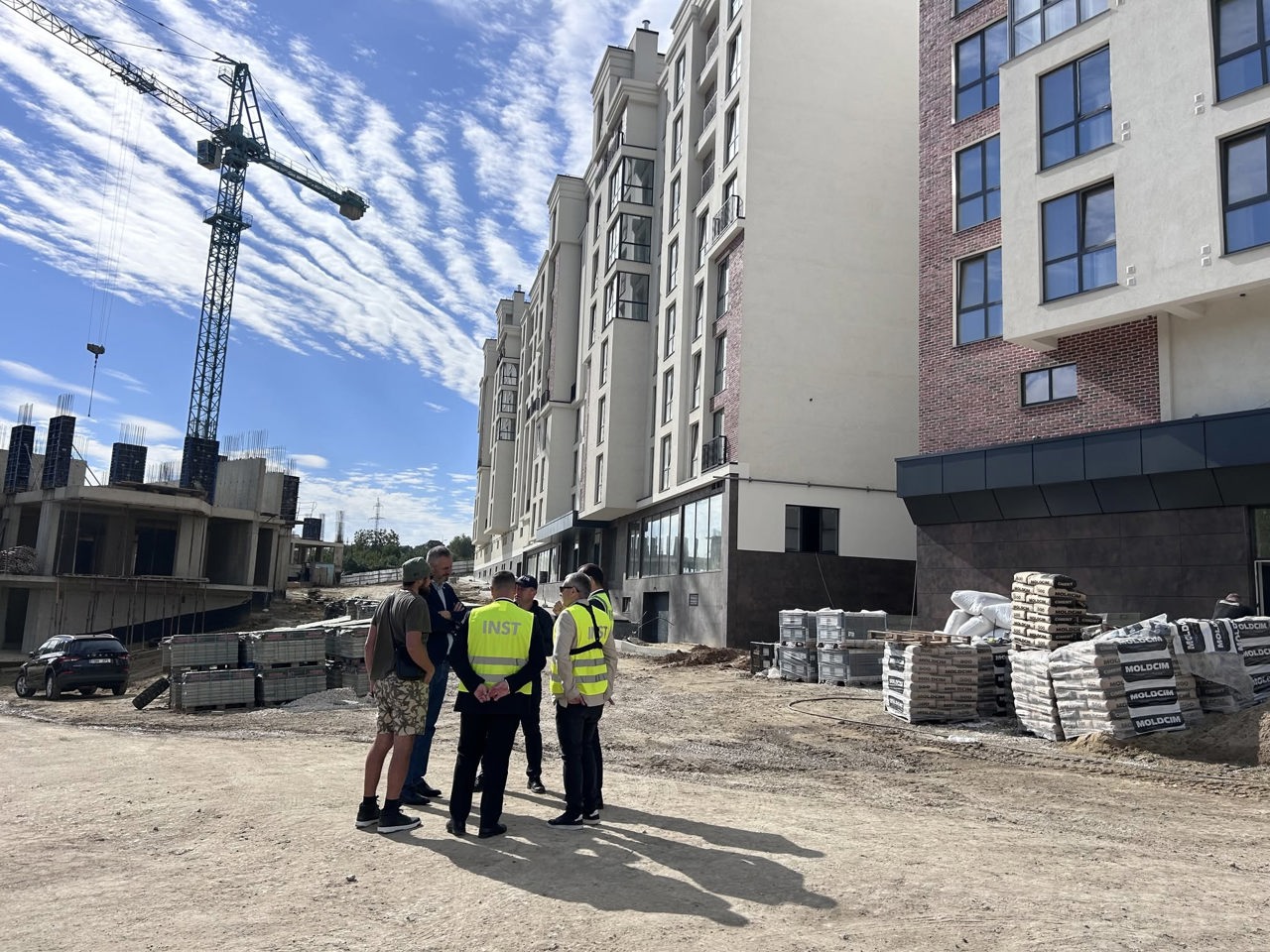 FOTO | Lucrările de construcție continuă la blocurile din Codru, deși autorizația este suspendată. INST a sesizat CNA