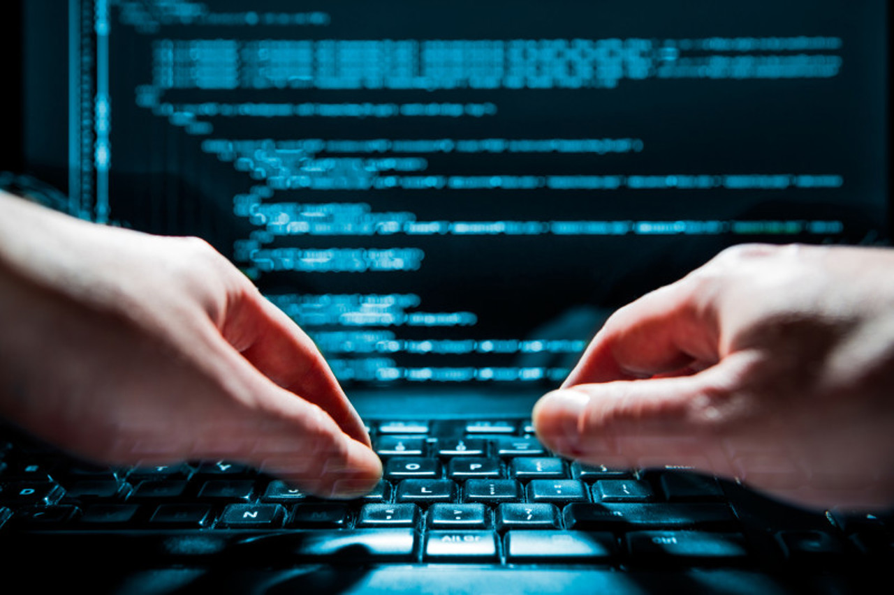 „Afaceri-bombă” sau „profituri rapide”. Pagube de 100 de milioane de lei, cauzate victimelor ce au căzut în plasa escrocilor de pe internet 