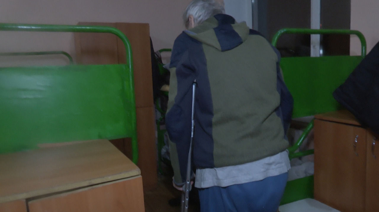 Un loc cald, trei mese pe zi și siguranță: unde își găsesc adăpost cei fără casă