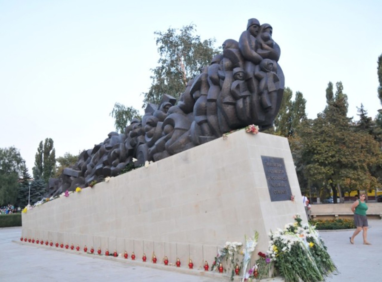 Orizont. Monumentul „Trenul durerii”, ridicat la Chișinău în memoria deportaților. Sculptor - Iurie Platon