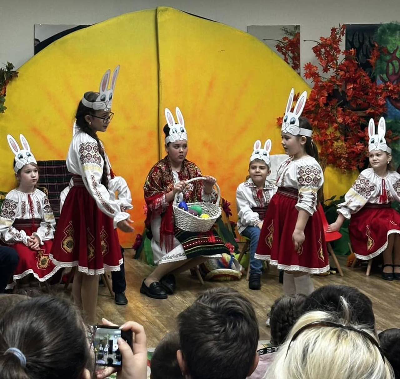 În ajunul sărbătorilor pascale, copiii hipoacuzici au organizat un spectacol. Prestația micuților, o oază de talent și emoții