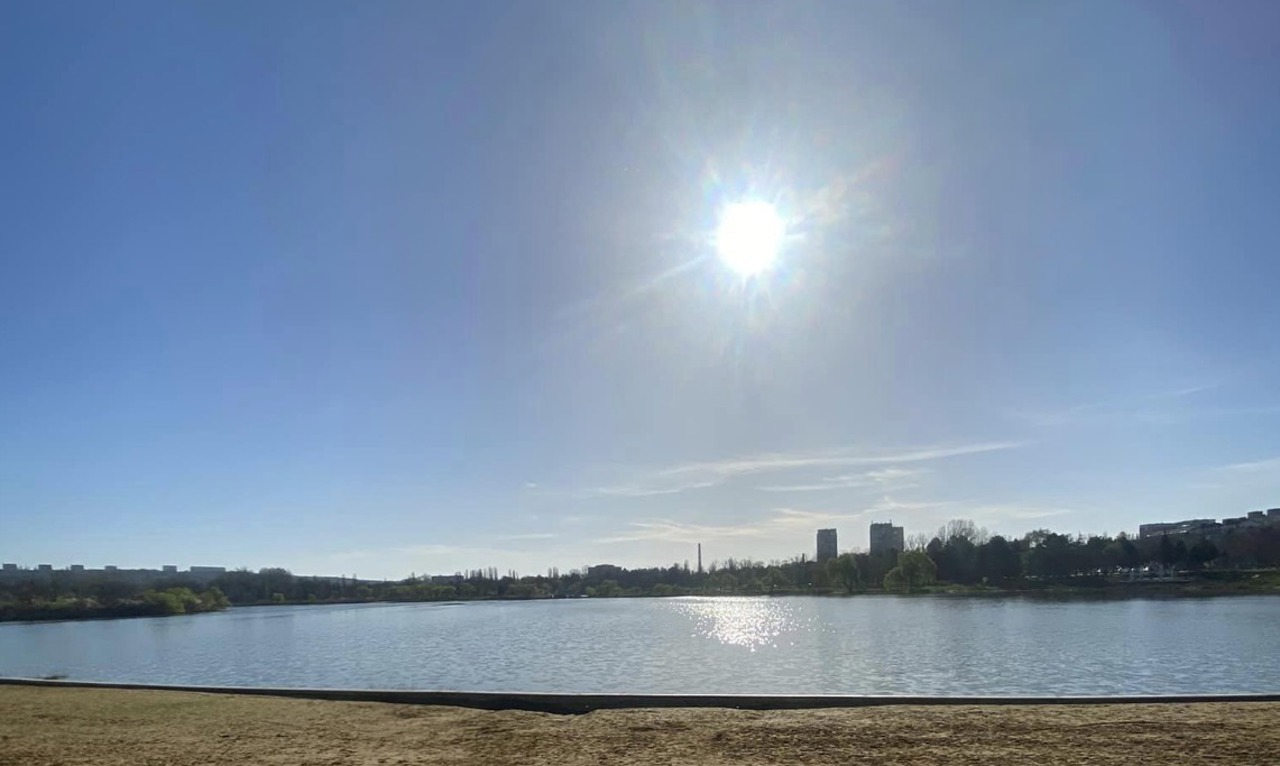 La plimbare sau la sport, vremea caldă și însorită i-a scos pe chișinăuieni în parcuri