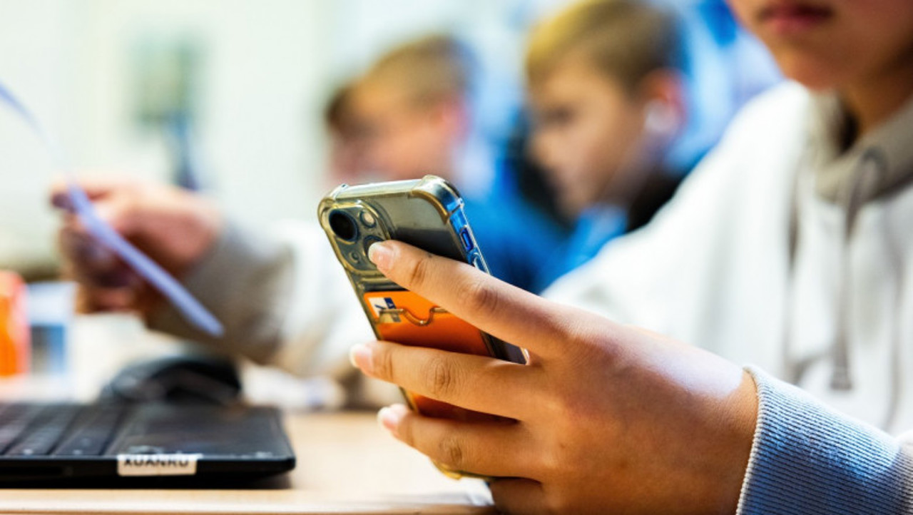 Parliament approves: Mobile phones will be banned during lessons