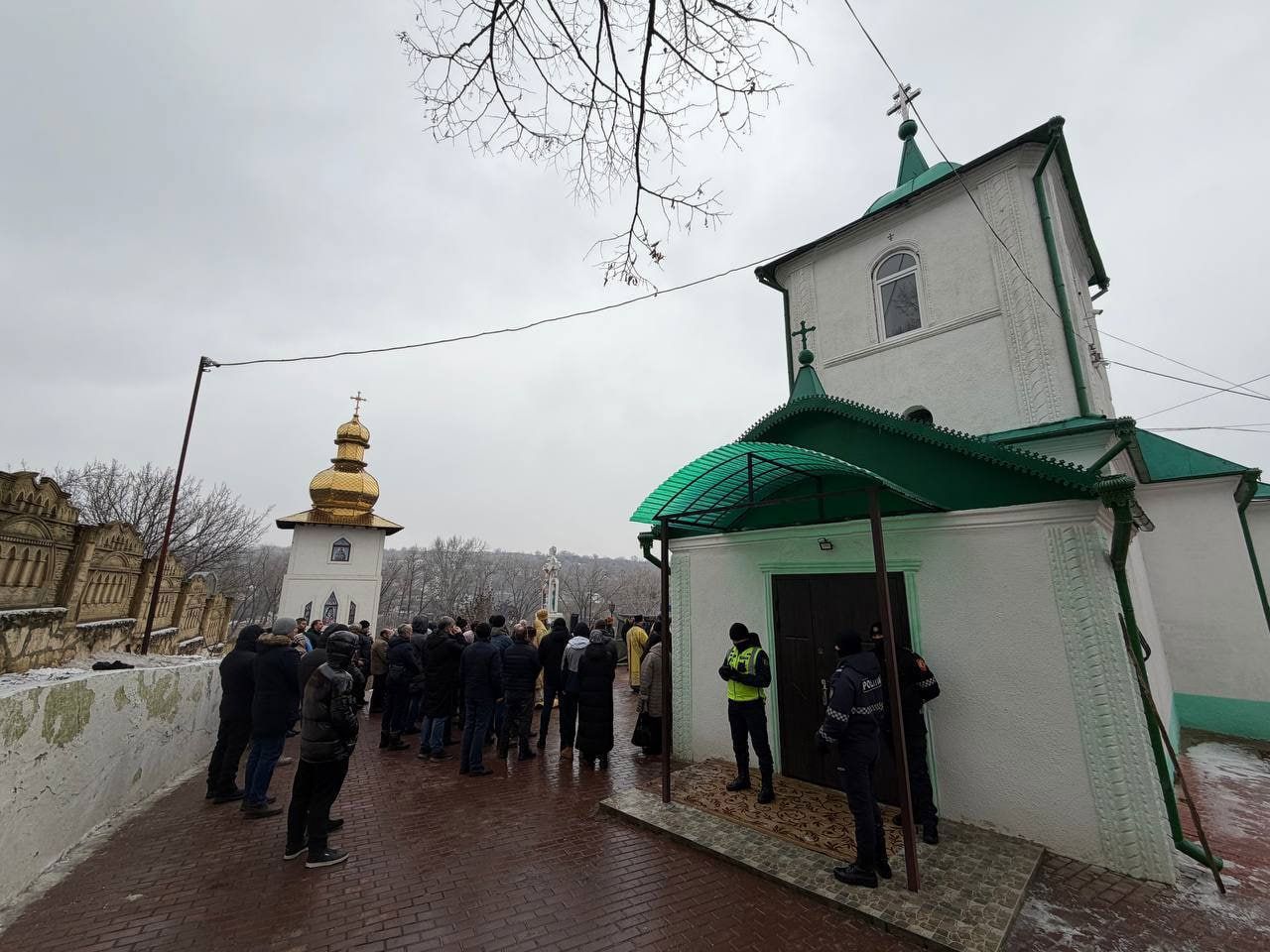 Tensiuni la Dereneu: slujbă sub pază, acuzații și rețineri după pătrunderea forțată în biserică