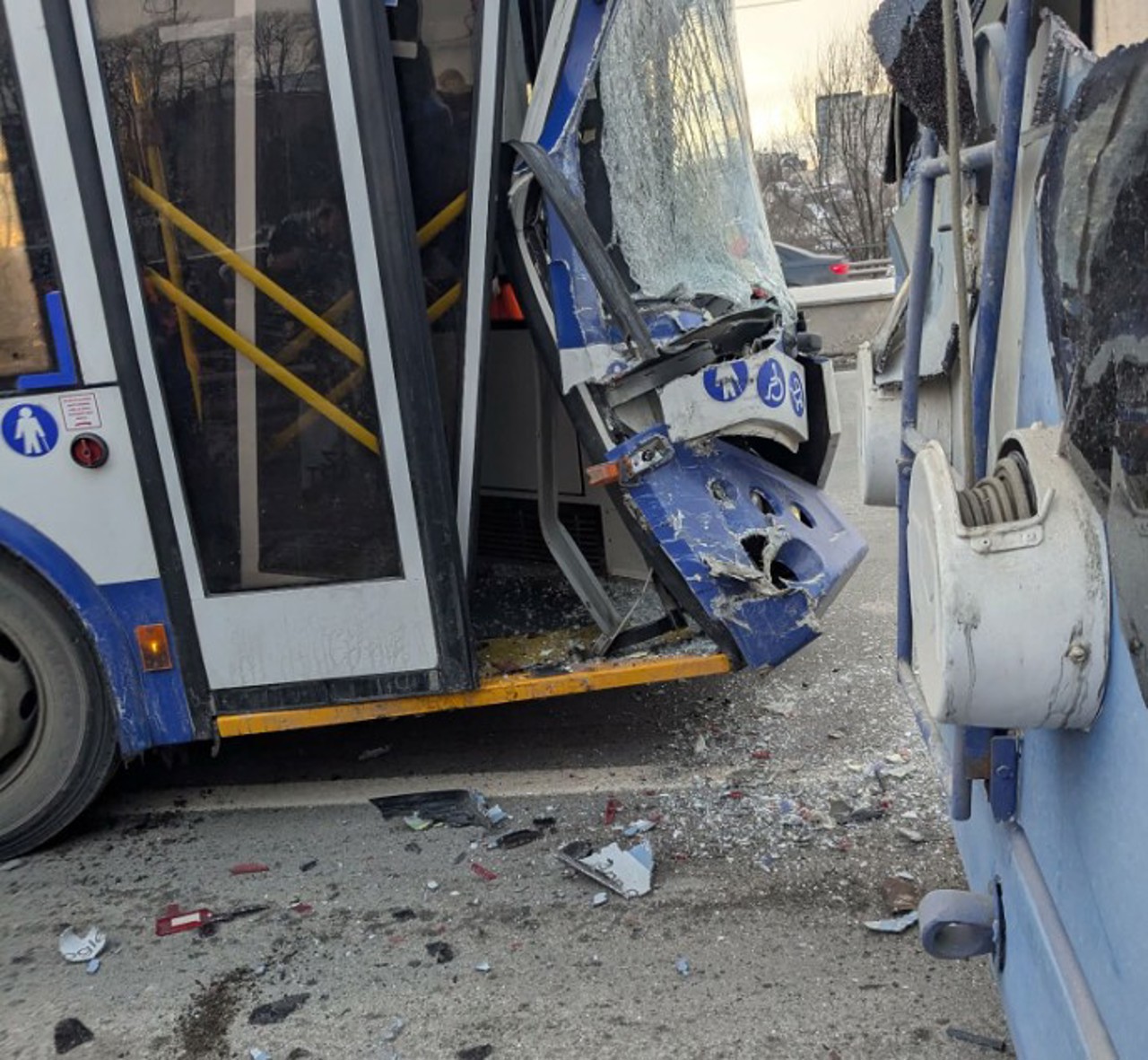 Două troleibuze s-au ciocnit în capitală. RTEC: „Câțiva pasageri au avut nevoie de asistență medicală”