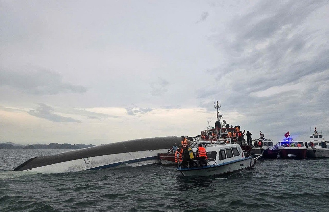 Во Вьетнаме перевернулась туристическая лодка: не менее 37 погибших, среди них дети