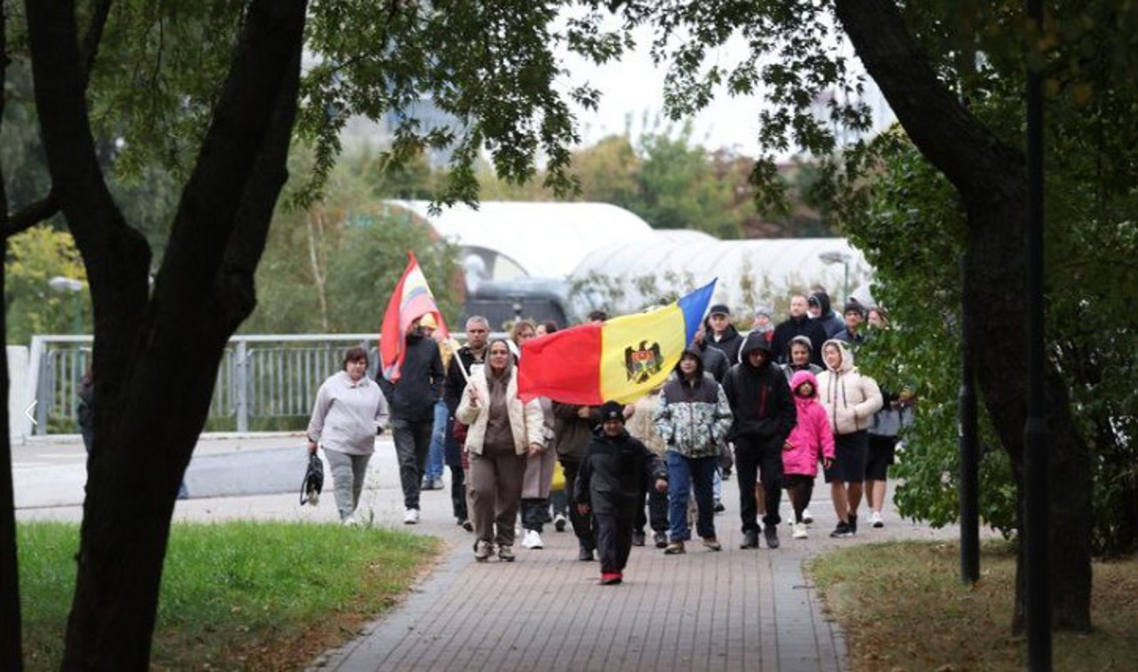 Разливают напитки и танцуют: в Сети появилось видео, как молдавских граждан из России везут голосовать в Беларусь