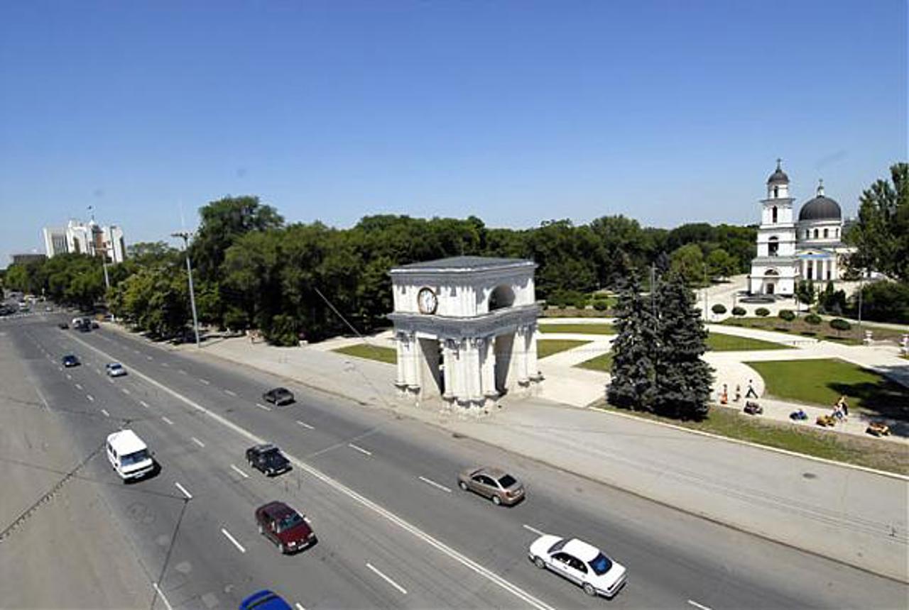 Piața Marii Adunări Naționale, din nou motiv de dispută între guvernare și opoziție de 9 mai