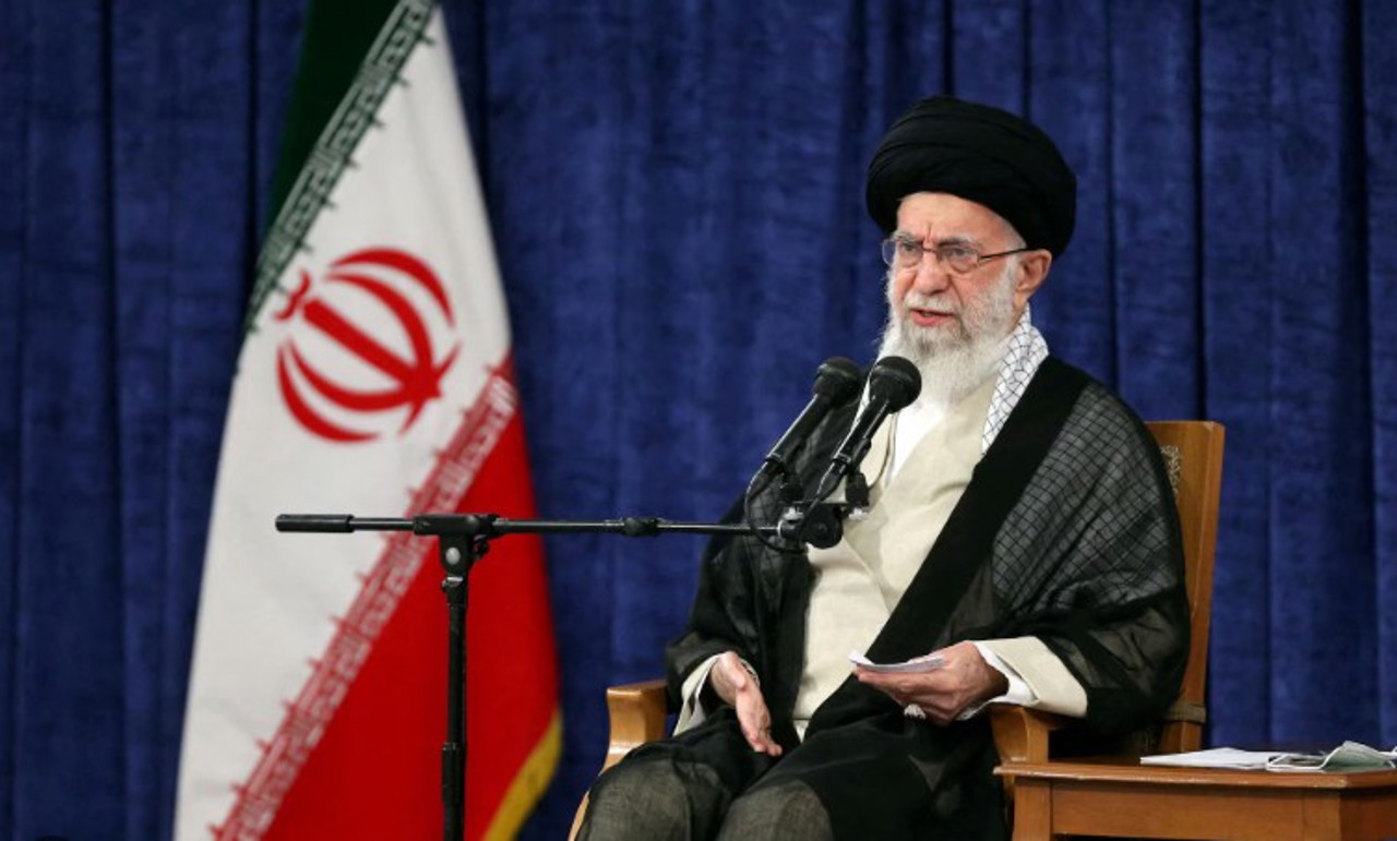 CIA l-a urmărit pe Khamenei timp de mai multe luni, dezvăluie The New York Times. Planul inițial prevedea un atac noaptea