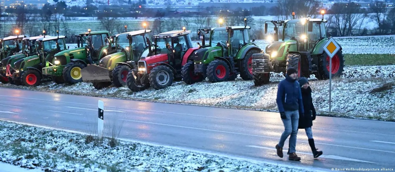 Agricultorii germani protestează contra tăierii subvențiilor. Au fost blocate autostrăzi și orașe întregi