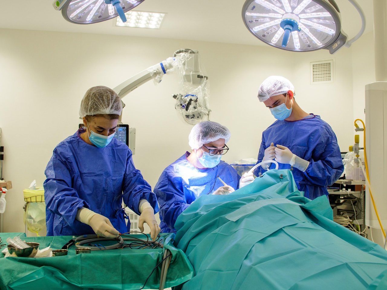 Veste bună pentru pacienții care așteaptă operații de cataractă și protezare: Listele prioritare, excluse din iulie 