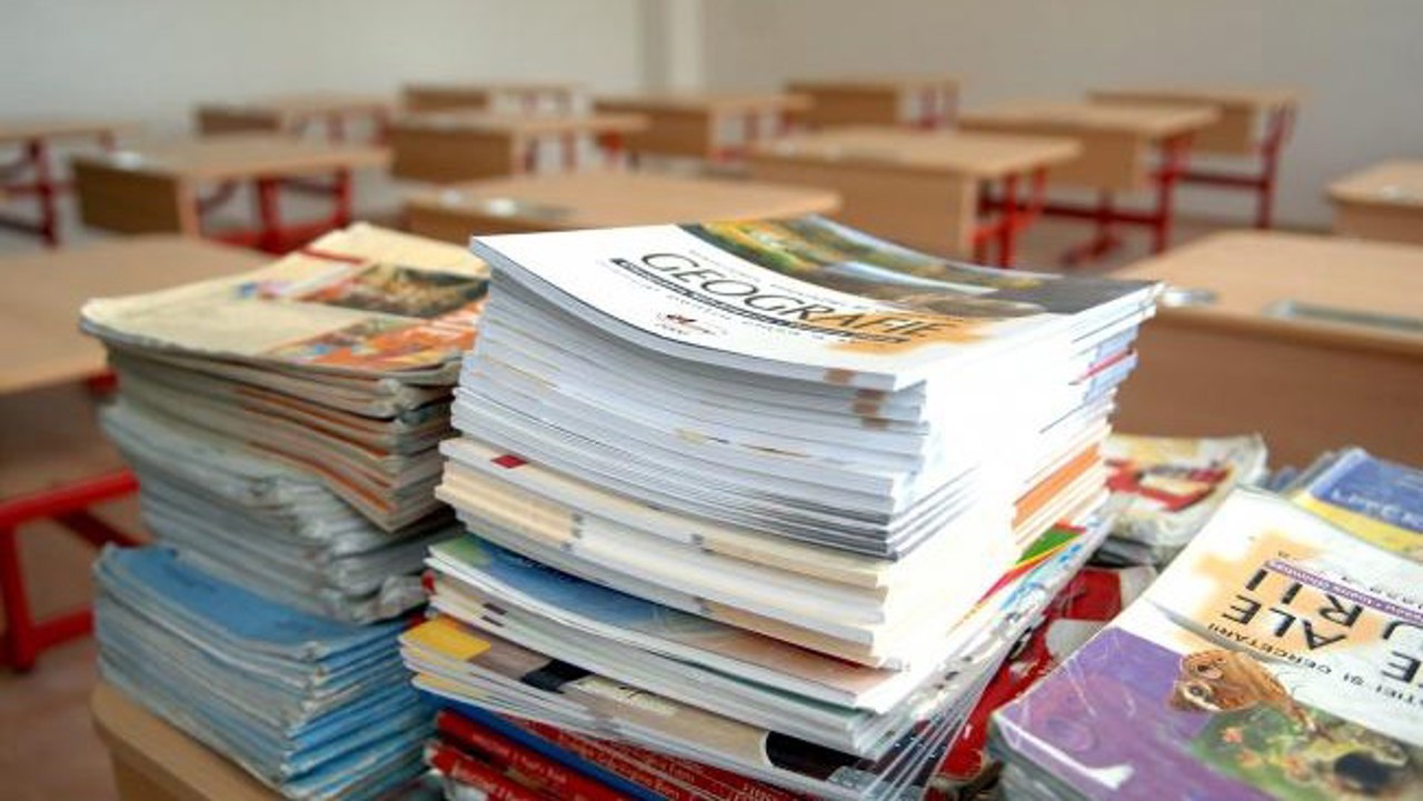Manuale noi, pe înțelesul elevilor, și ghiozdane mai ușoare: reforma anunțată de Ministerul Educației și Cercetării