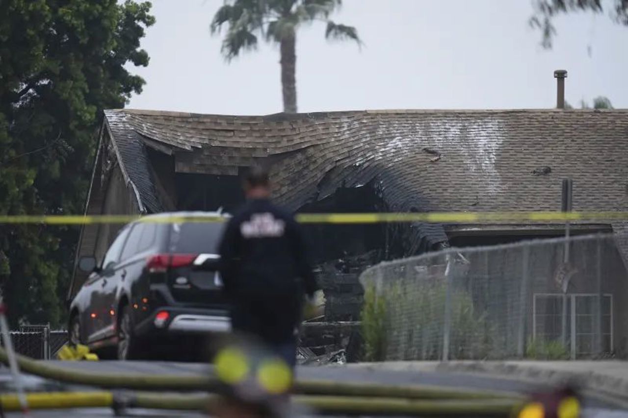 Un avion de mici dimensiuni s-a prăbușit într-un cartier din San Diego: mai multe case și vehicule, incendiate