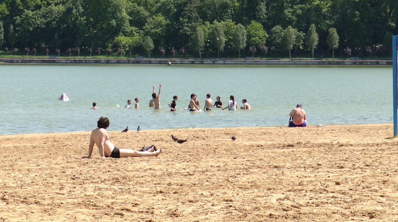 Val de căldură la început de iunie: locuitorii capitalei ies la plajă în parcuri