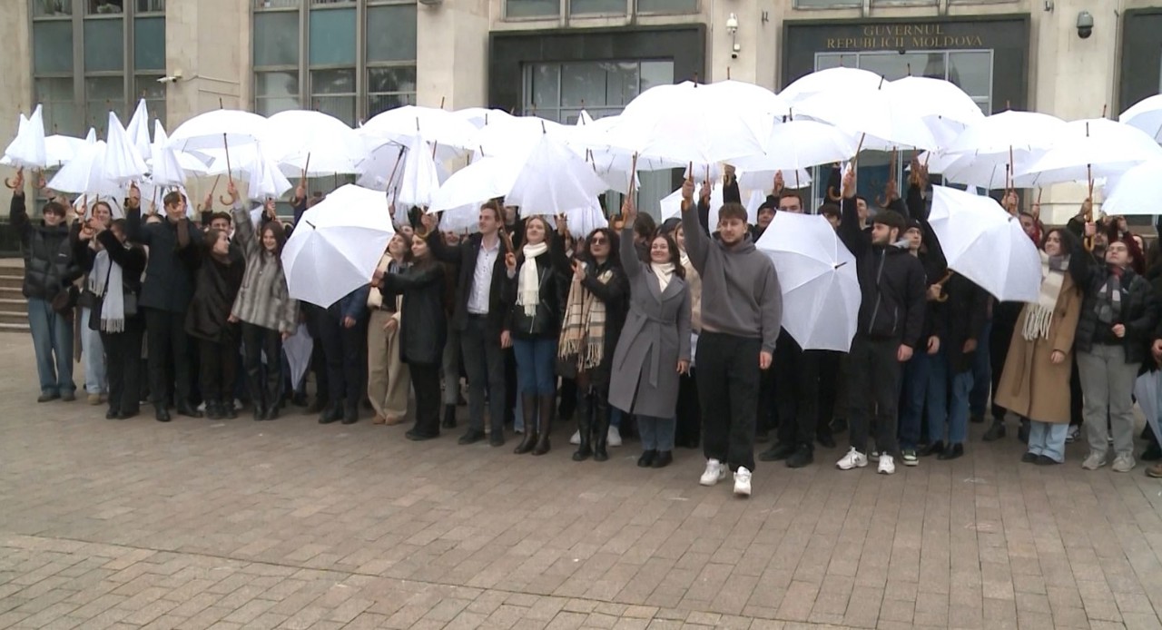 Aleg să fiu onest | Zeci de studenți au participat la un flashmob în capitală 