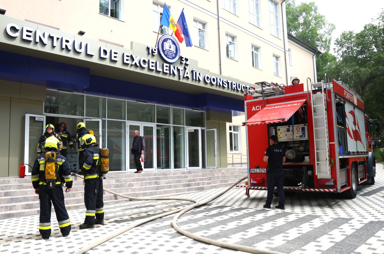 FOTO | Incendiu la Centrul de Excelență în Construcții din Chișinău: Studenții și profesorii au fost evacuați 