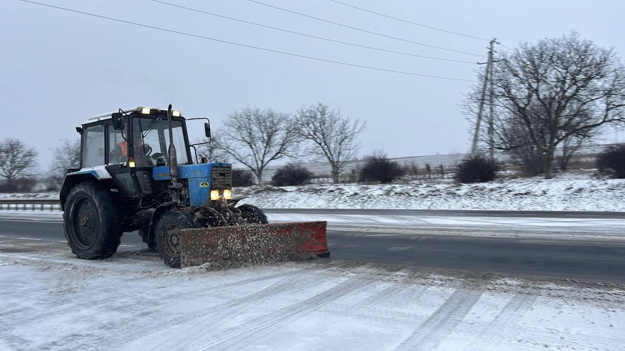 Polei și ghețuș pe drumurile naționale. Șoferii, îndemnați să se informeze din timp despre condițiile de circulație