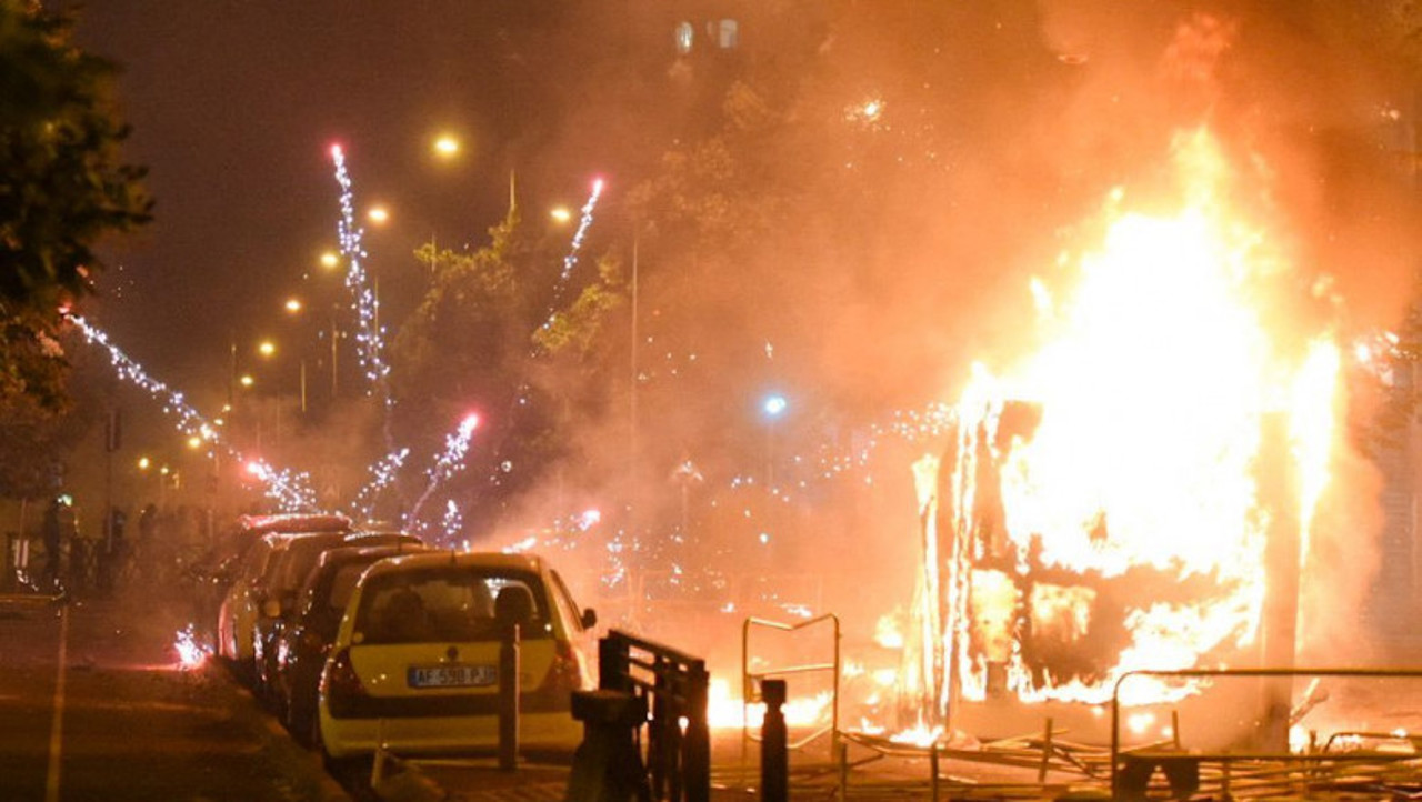 Protest extrem la Paris după împușcarea mortală a unui adolescent de 17 ani