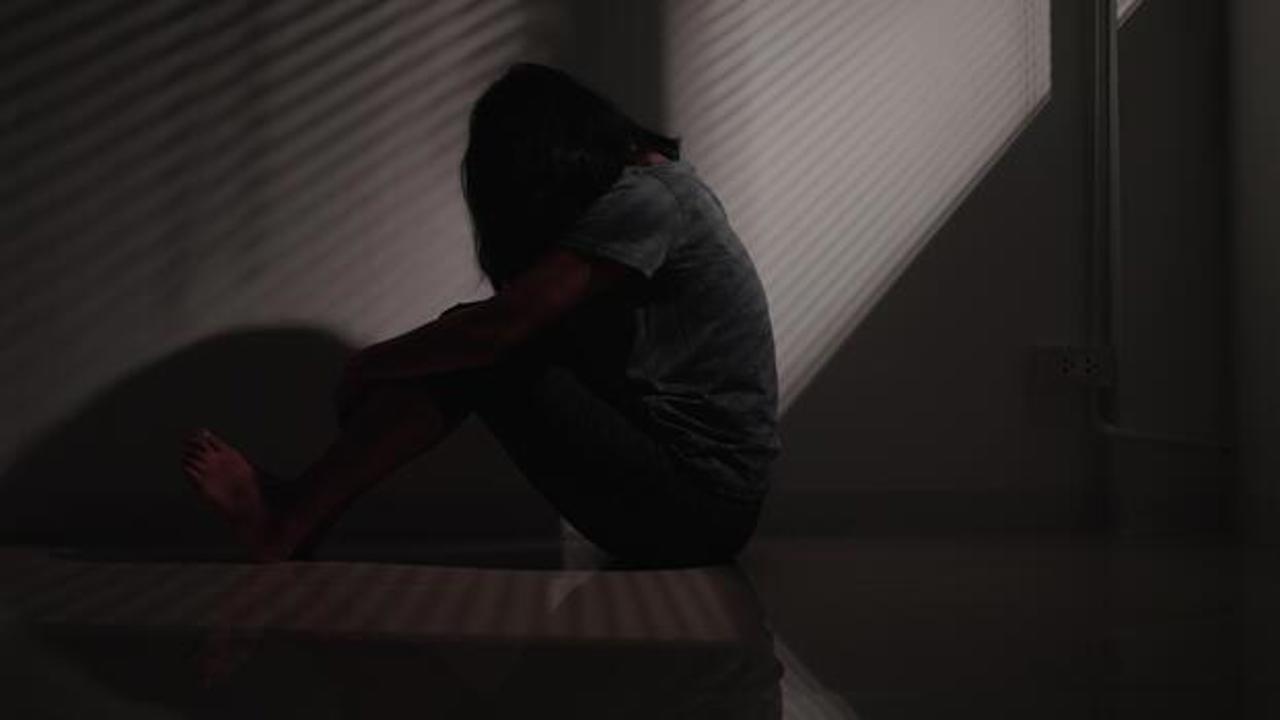 Copilă de 13 ani, violată de un coleg de muncă al tatălui vitreg: Făptașul, condamnat la 15 ani de închisoare