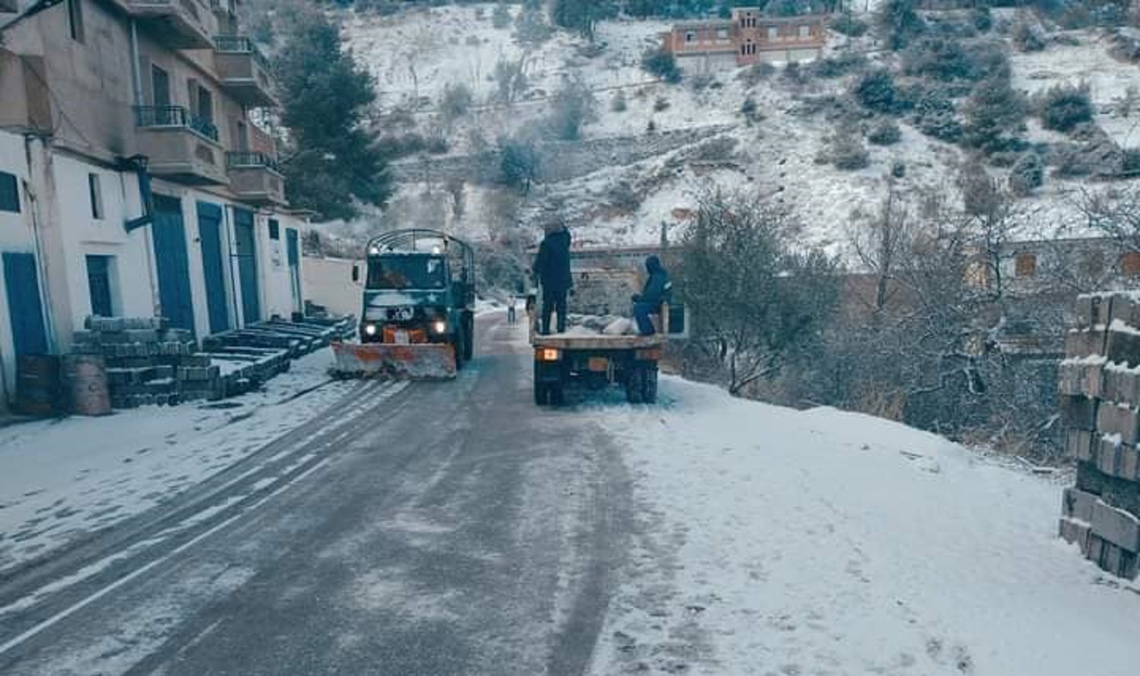 Ninge în Nordul Africii. Autoritățile sunt mobilizate pentru curățarea drumurilor blocate de zăpadă
