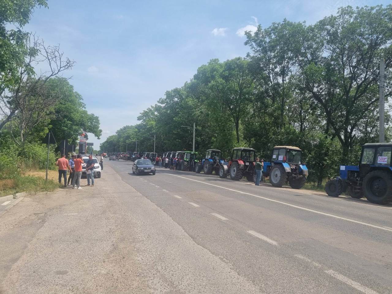 Farmers from several districts of the country set off with agricultural equipment to Chisinau