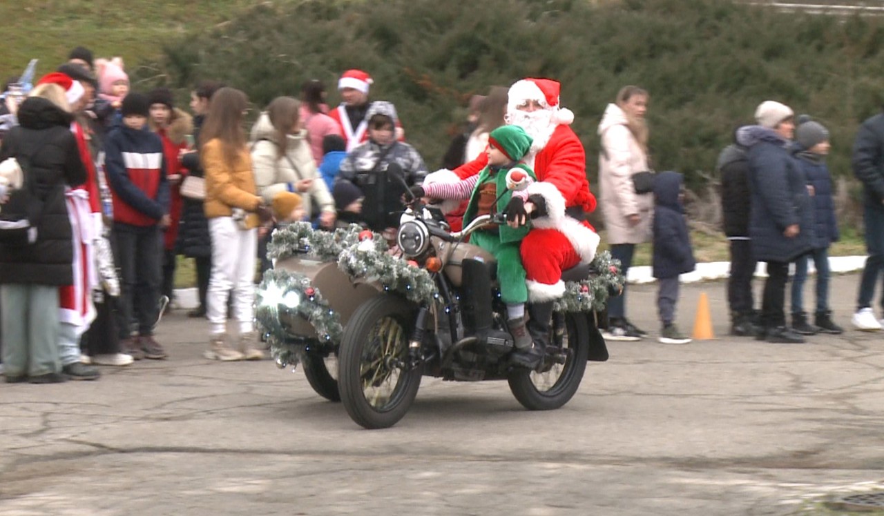 Moși Crăciun pe motociclete: peste o sută de bikeri au organizat o sărbătoare pentru copii