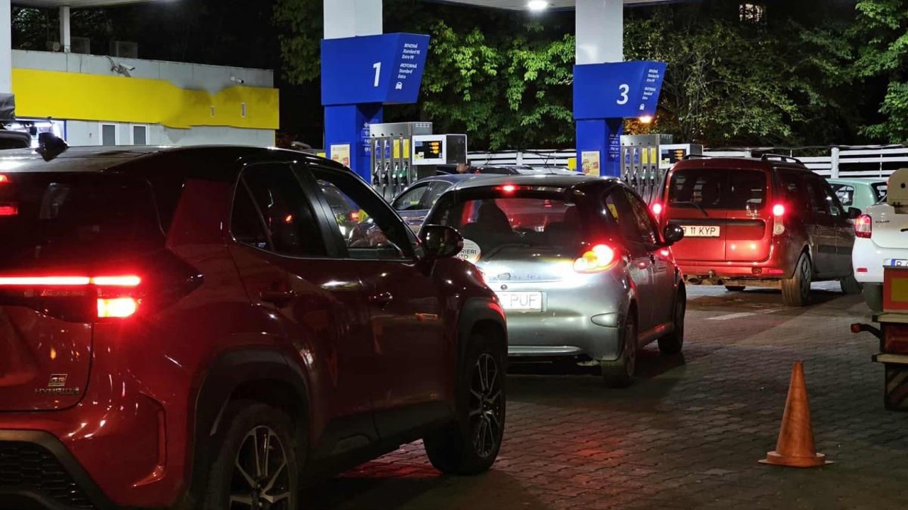 Achiziții în panică la benzinării pe fondul scumpirii carburanților: autoritățile spun că stocurile ajung pentru două săptămâni
