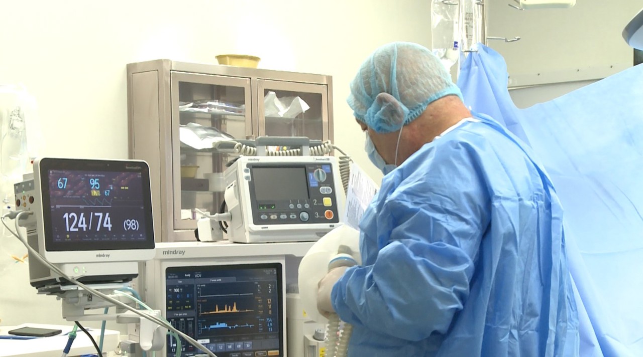 Aproape patru decenii dedicați salvării altor vieți: Medicul pentru care fiecare pacient trezit după operație înseamnă încă o victorie 