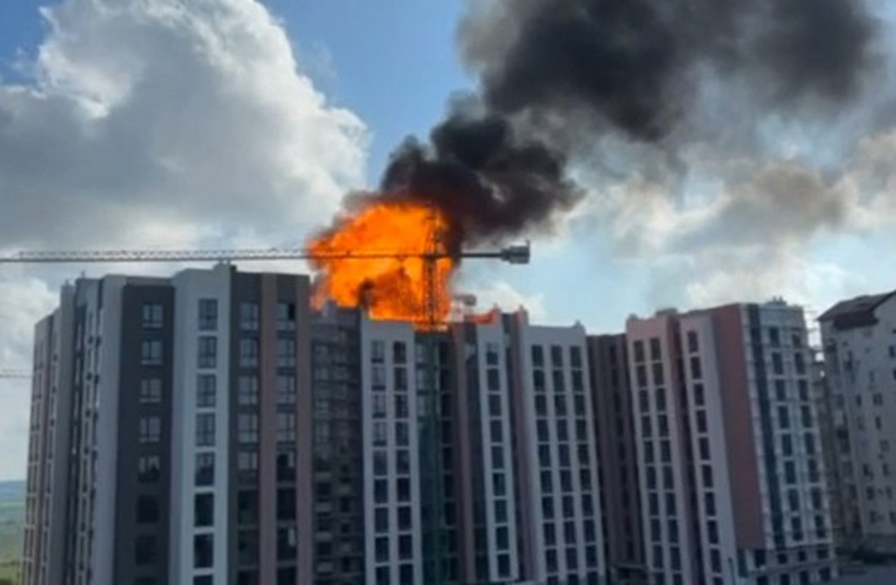 VIDEO | Explozie puternică, urmată de incendiu la Durlești. Pompierii se află la fața locului 